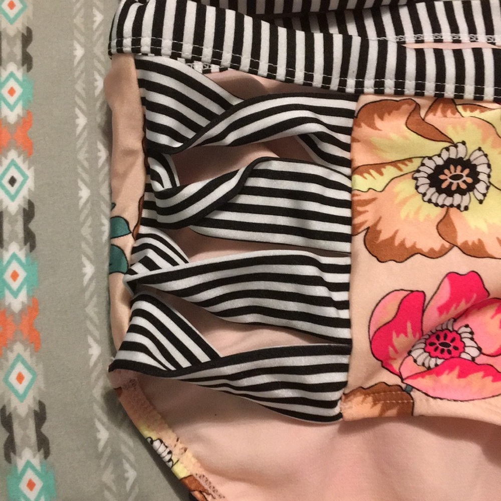 Bikini Set - Picture 3 of 4